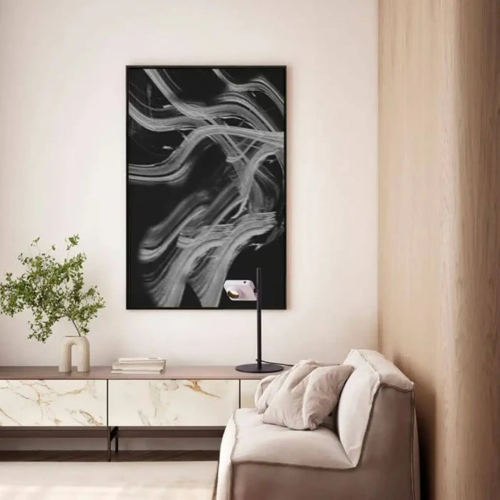 Lampe à poser à tige élancée et lumière dirigée, noire ou blanche