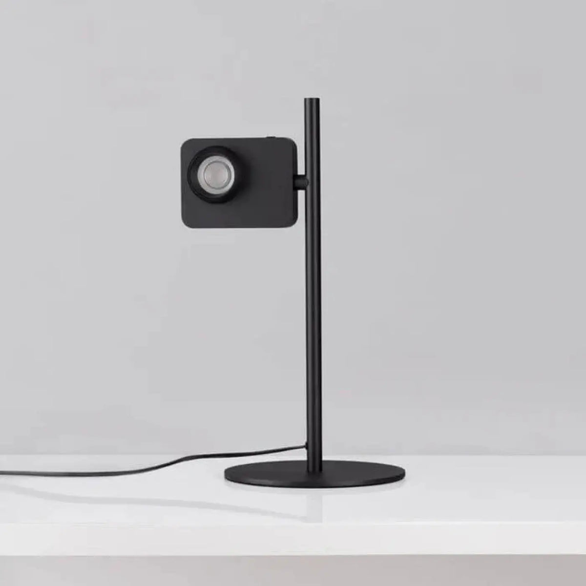 Lampe à poser à tige élancée et lumière dirigée, noire ou blanche, noir