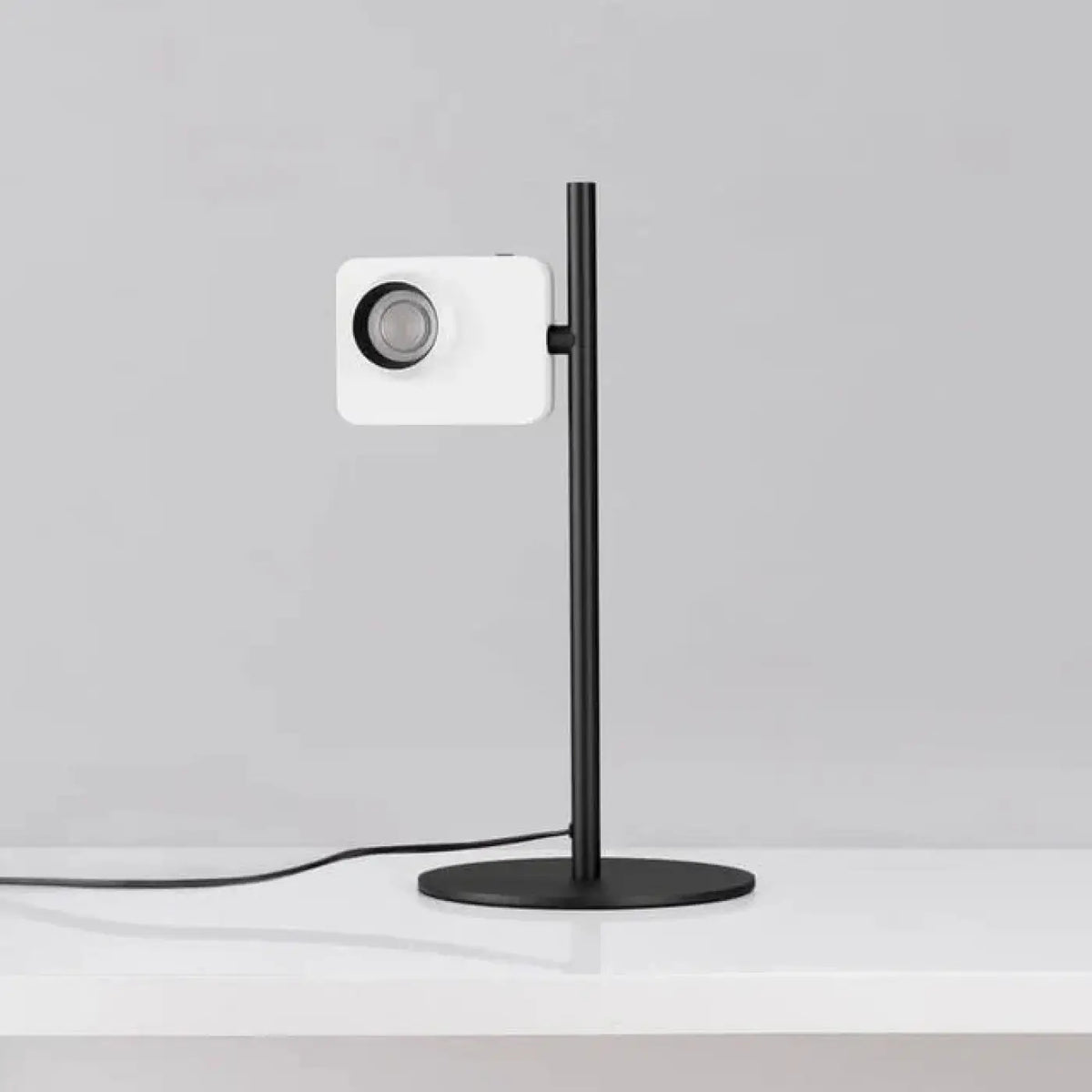 Lampe à poser à tige élancée et lumière dirigée, noire ou blanche, blanc