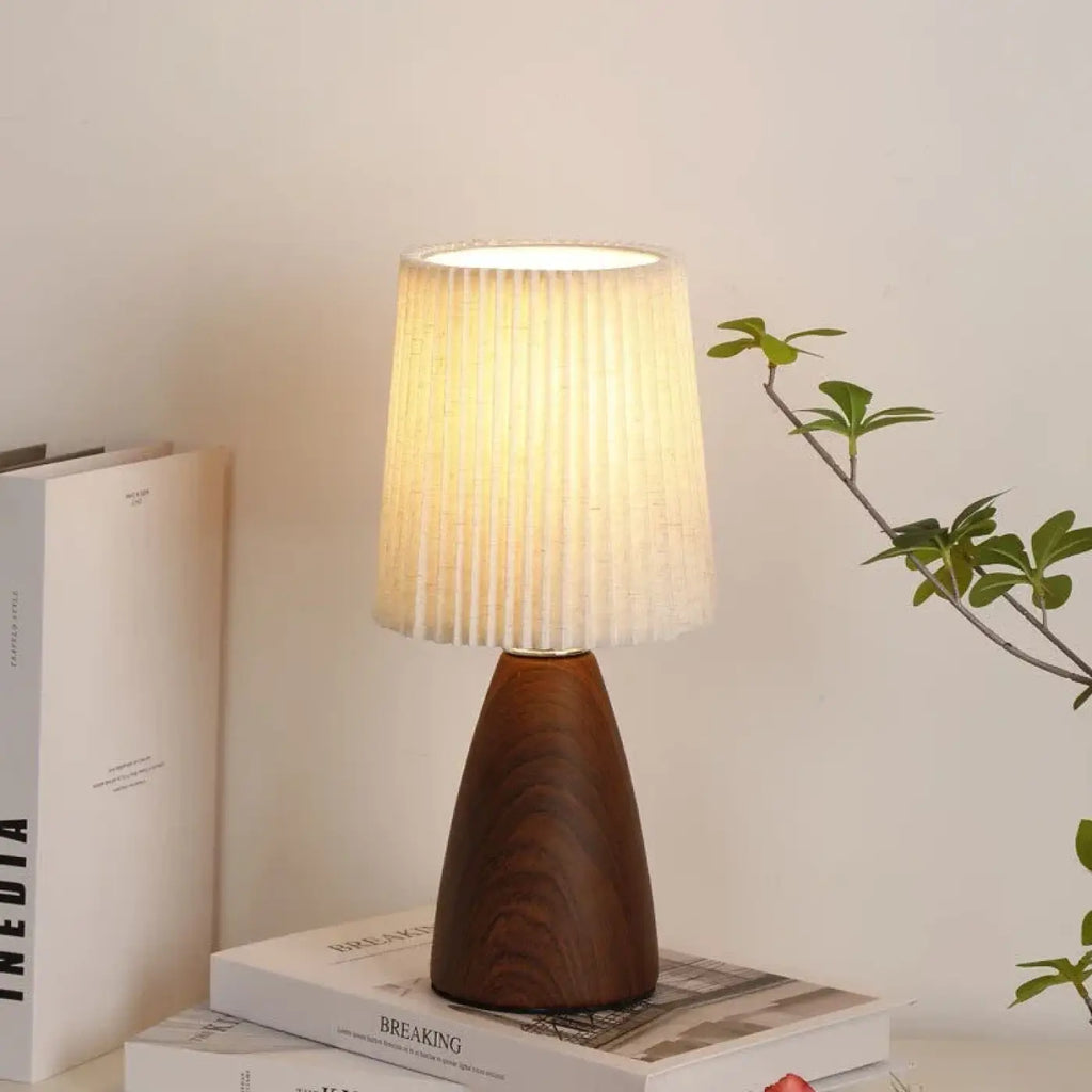 Lampe de table à abat-jour plissé et socle en bois, deux modèles