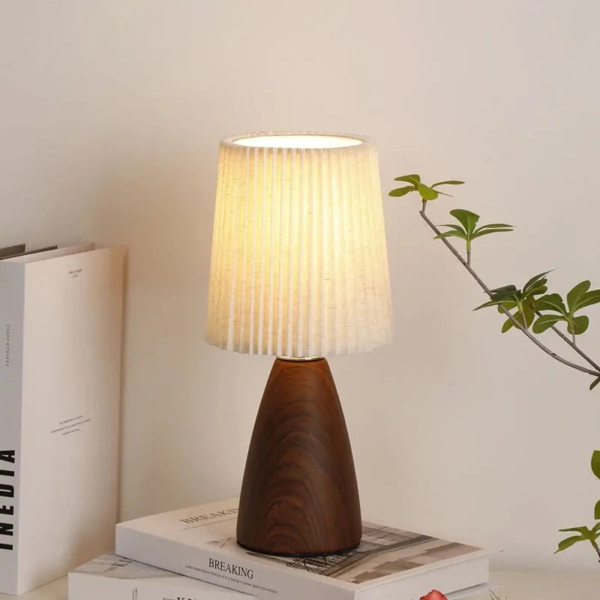 Lampe de table à abat-jour plissé et socle en bois, deux modèles
