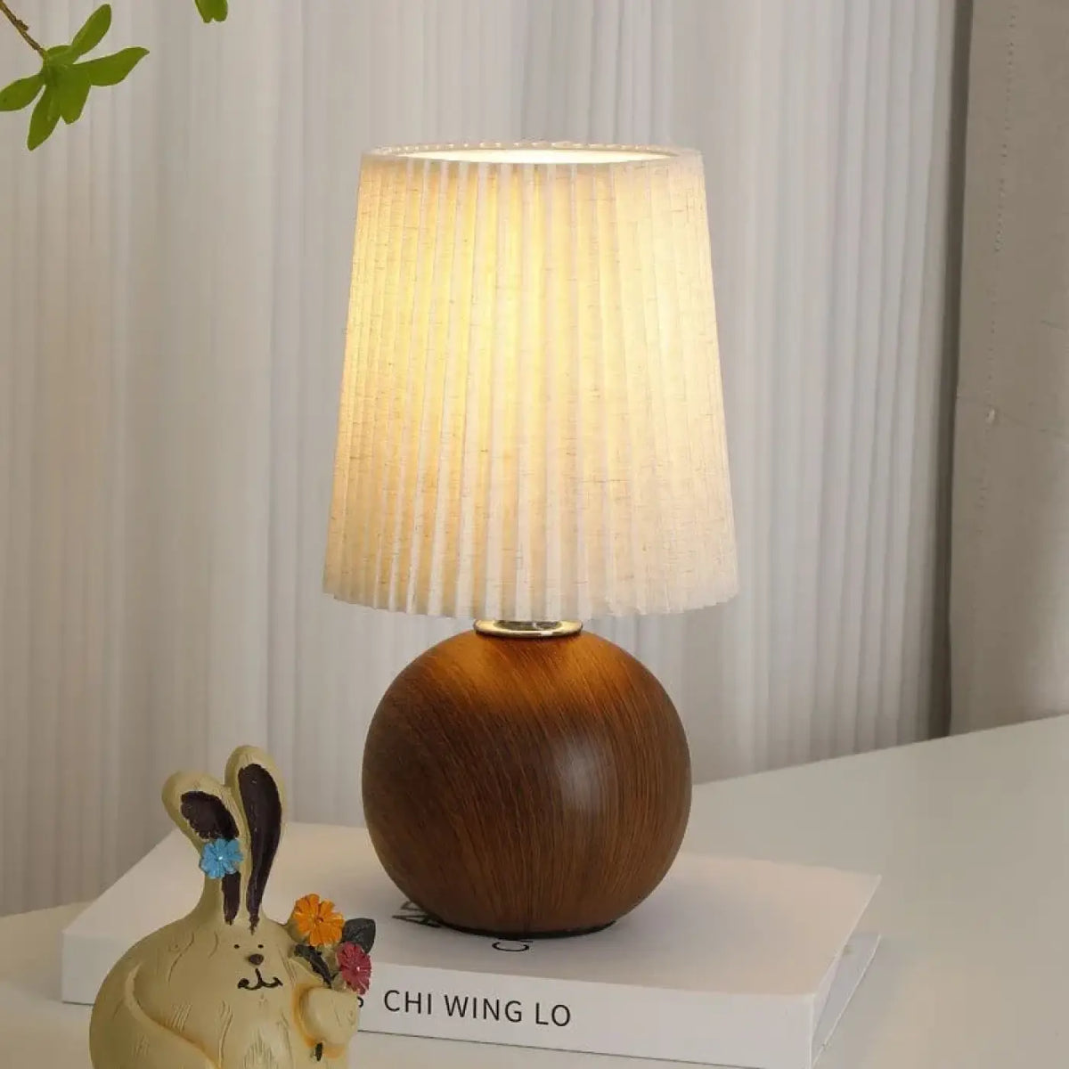 Lampe de table à abat-jour plissé et socle en bois, deux modèles