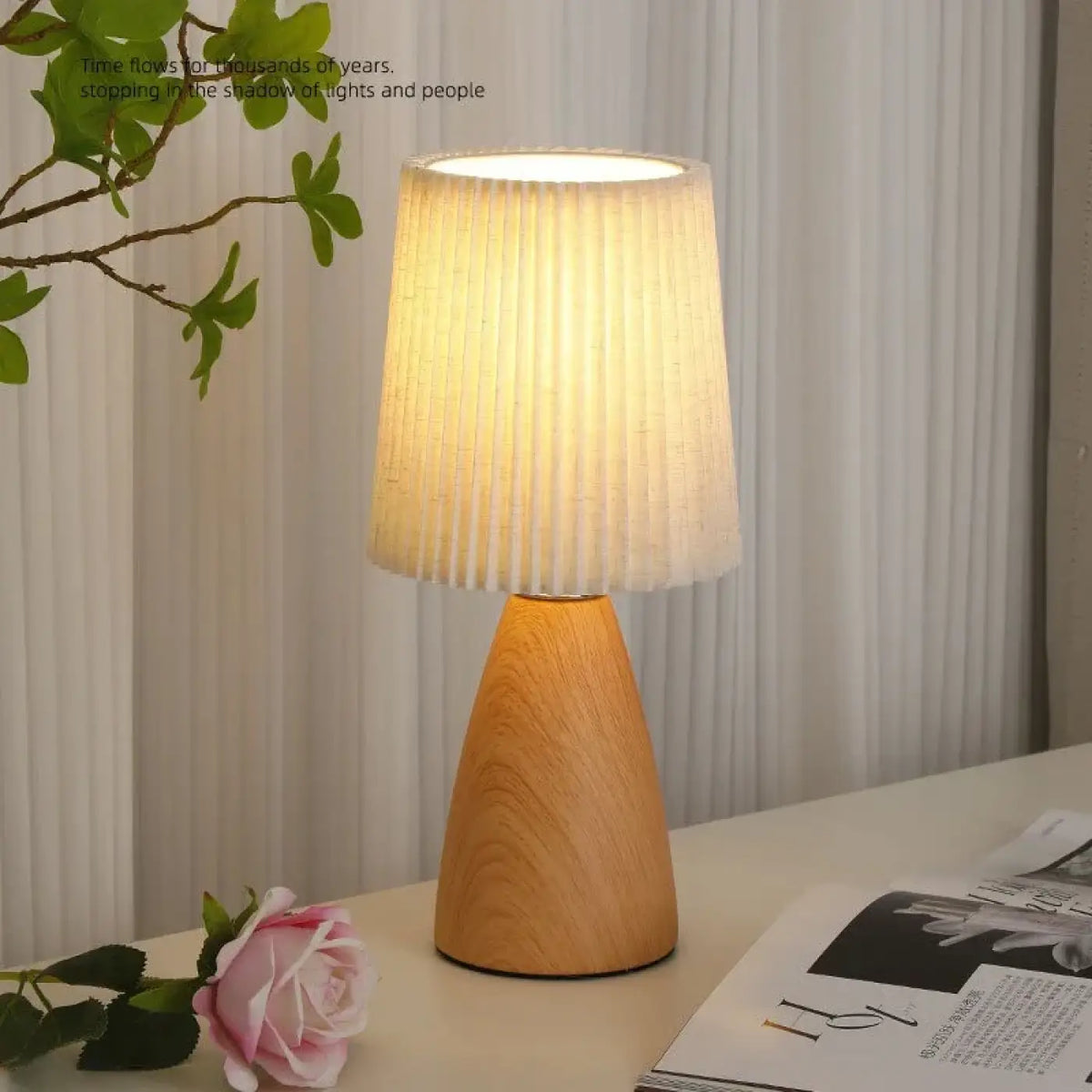 Lampe de table à abat-jour plissé et socle en bois, deux modèles