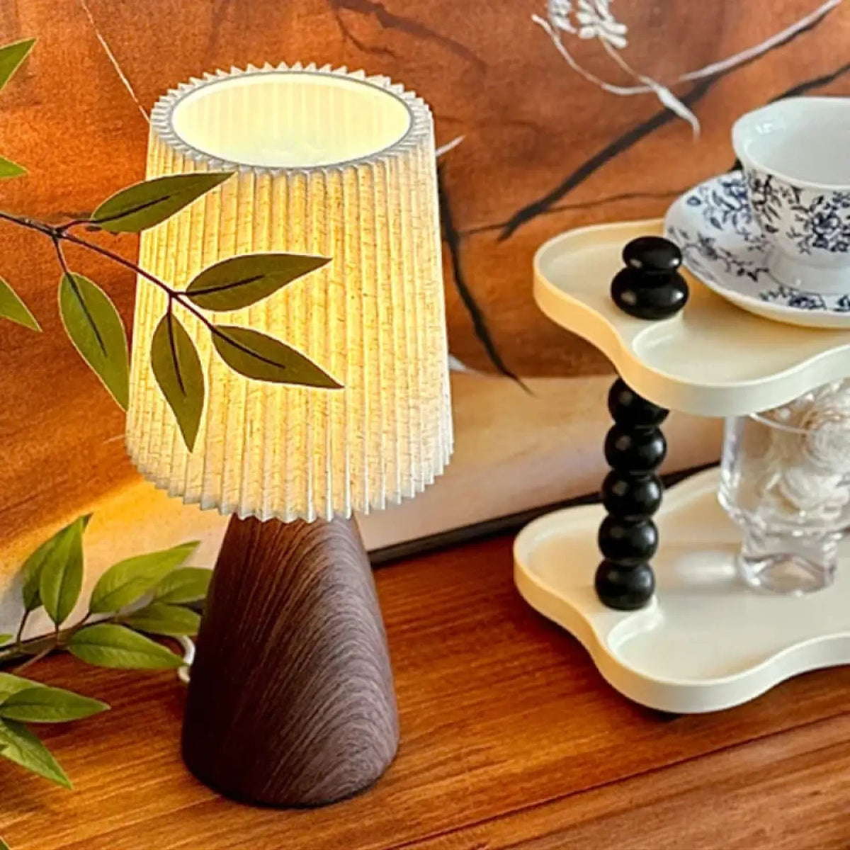 Lampe de table à abat-jour plissé et socle en bois, deux modèles