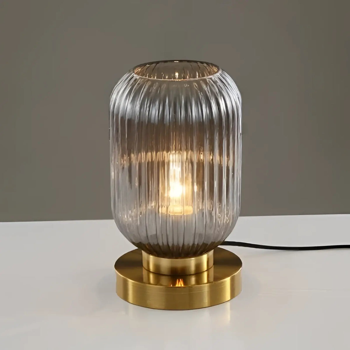 Lampe de table en verre sur base dorée, deux tailles, gris