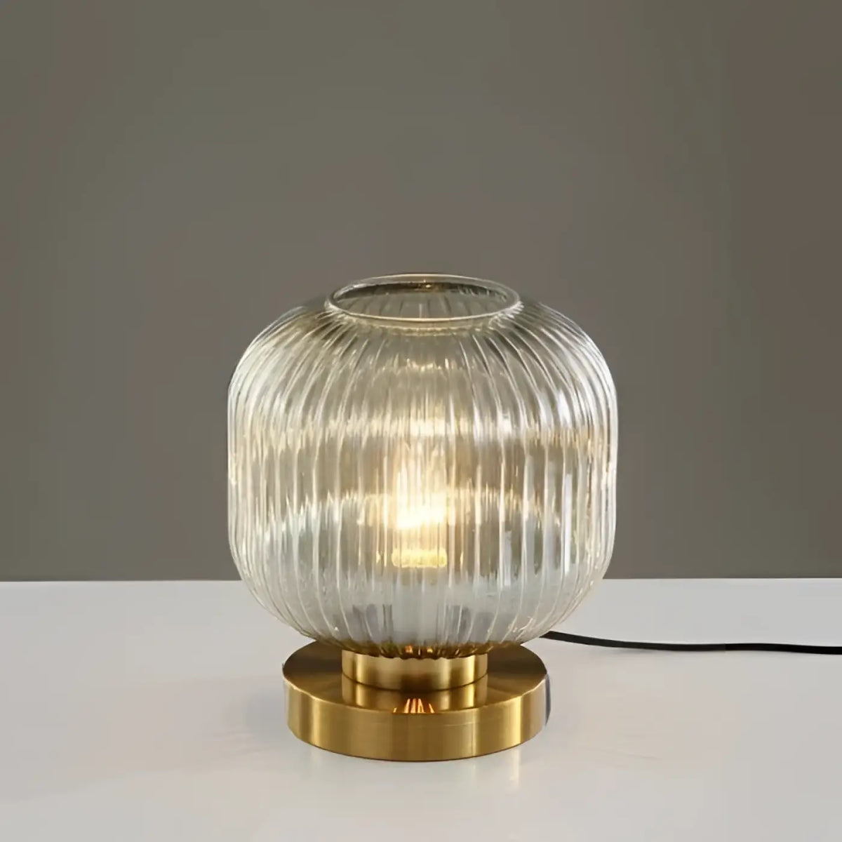 Lampe de table en verre sur base dorée, deux tailles, transparent