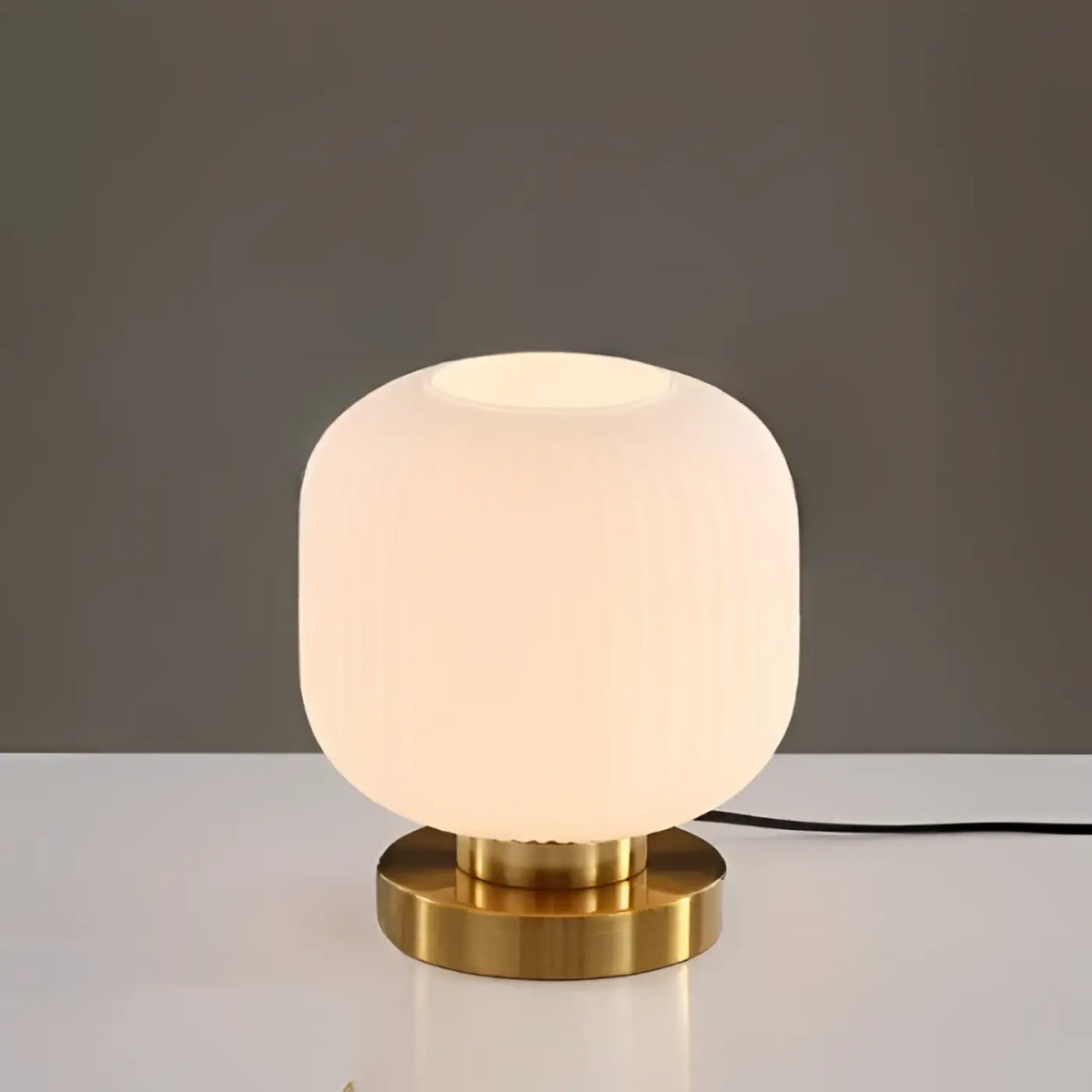 Lampe de table en verre sur base dorée, deux tailles, blanc
