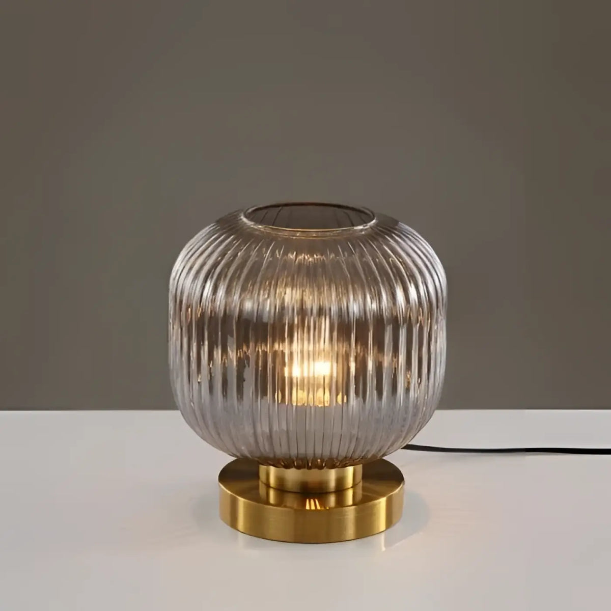 Lampe de table en verre sur base dorée, deux tailles, gris