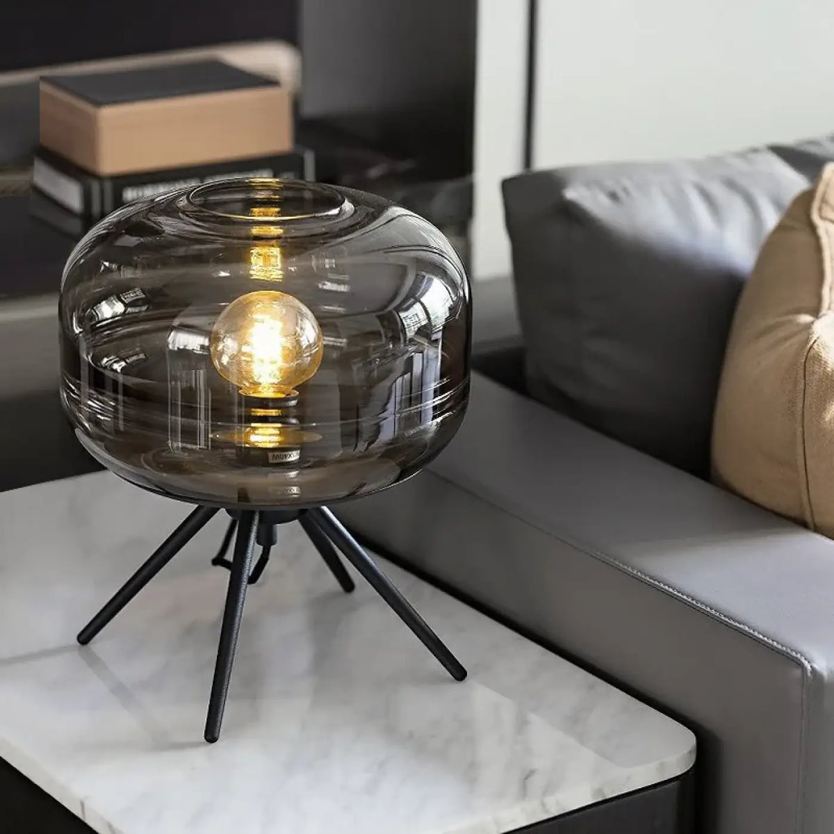 Lampe de table à trépied, abat-jour en verre fumé cognac ou gris