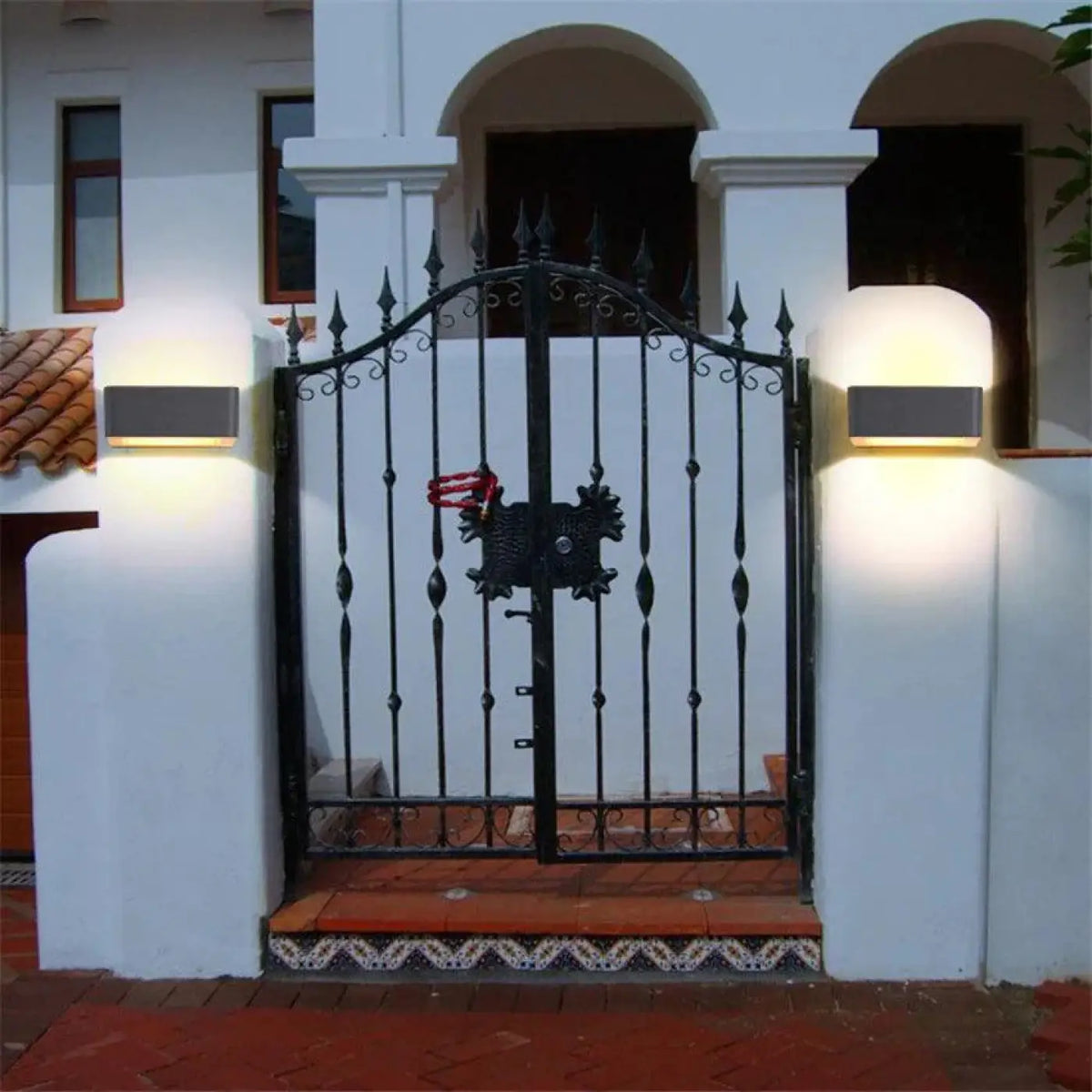 Applique extérieure élégante pour porte d'entrée