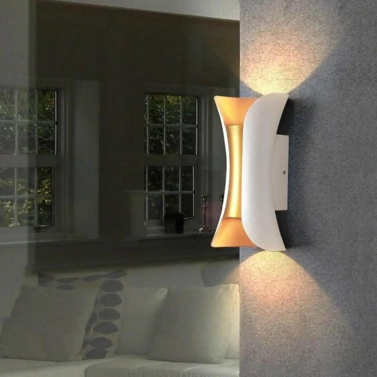 Luminaire extérieur design, noir ou blanc avec intérieur contrasté, blanc