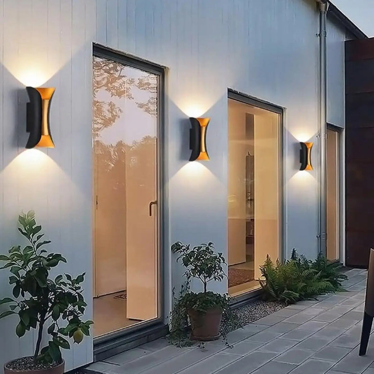 Luminaire extérieur design, noir ou blanc avec intérieur contrasté