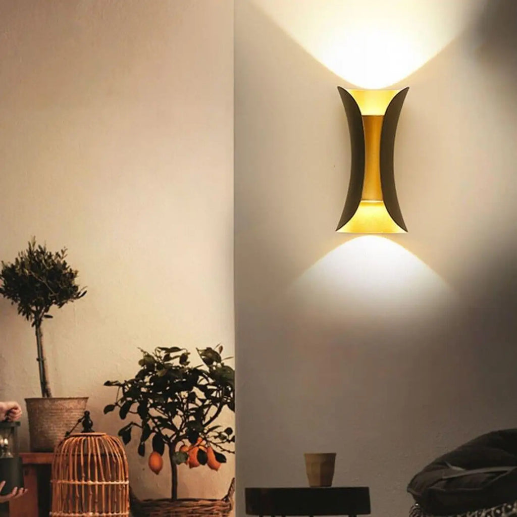 Luminaire extérieur design, noir ou blanc avec intérieur contrasté