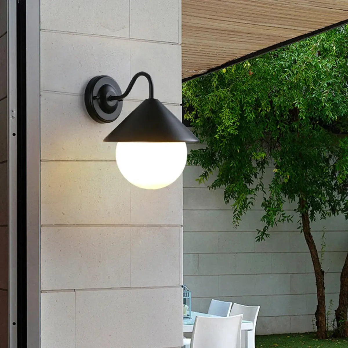 Luminaire extérieur moderne, structure noire et verre blanc