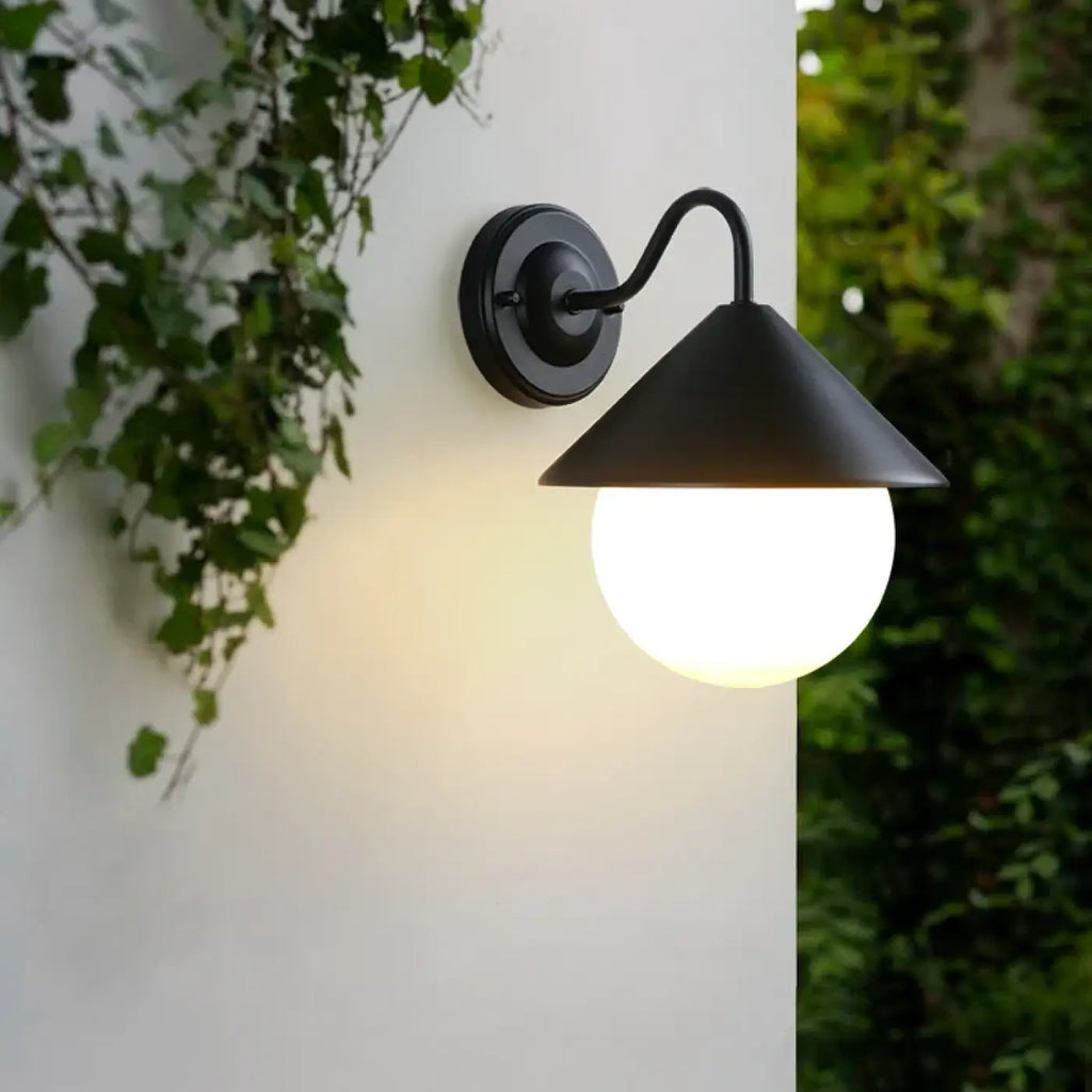 Luminaire extérieur moderne, structure noire et verre blanc
