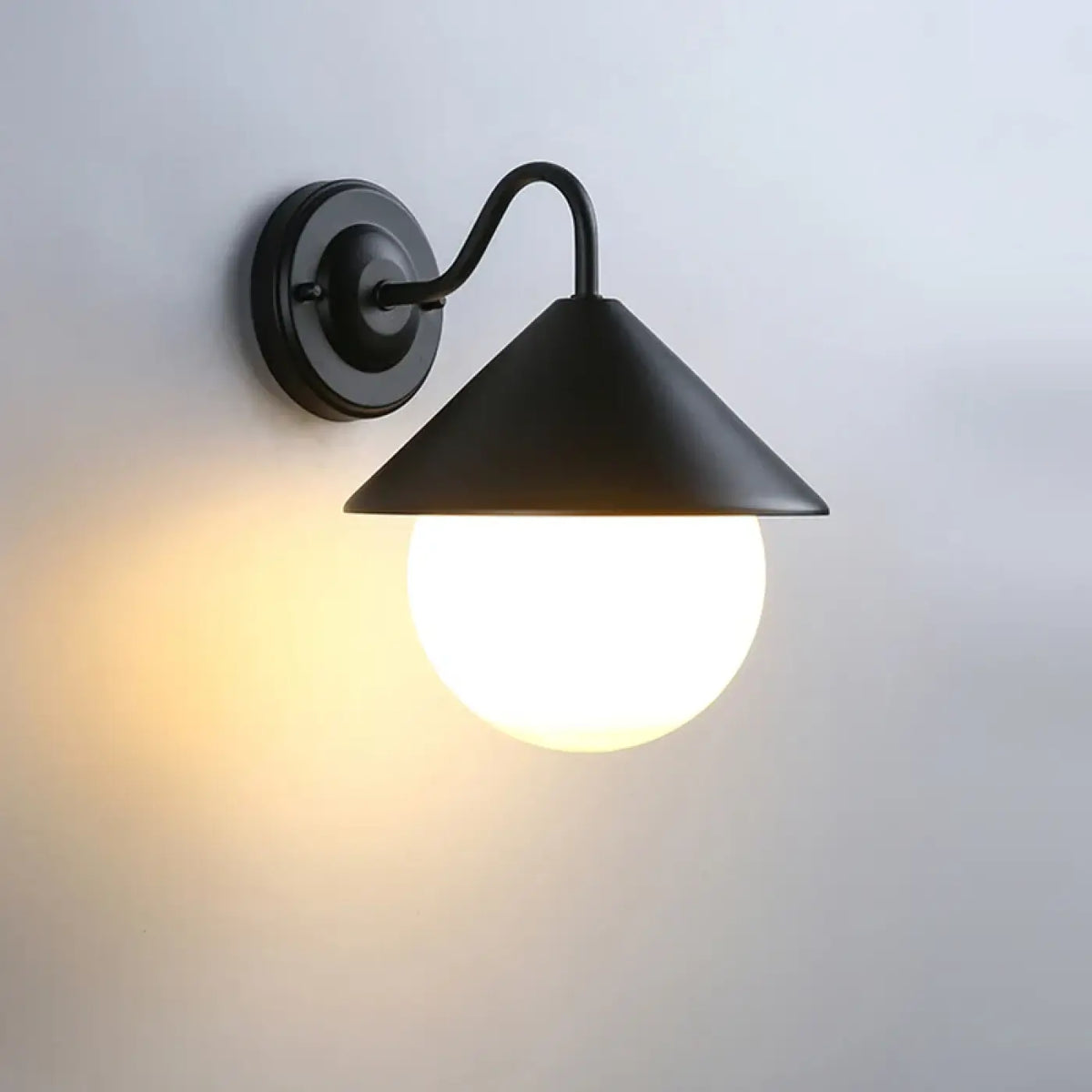 Luminaire extérieur moderne, structure noire et verre blanc