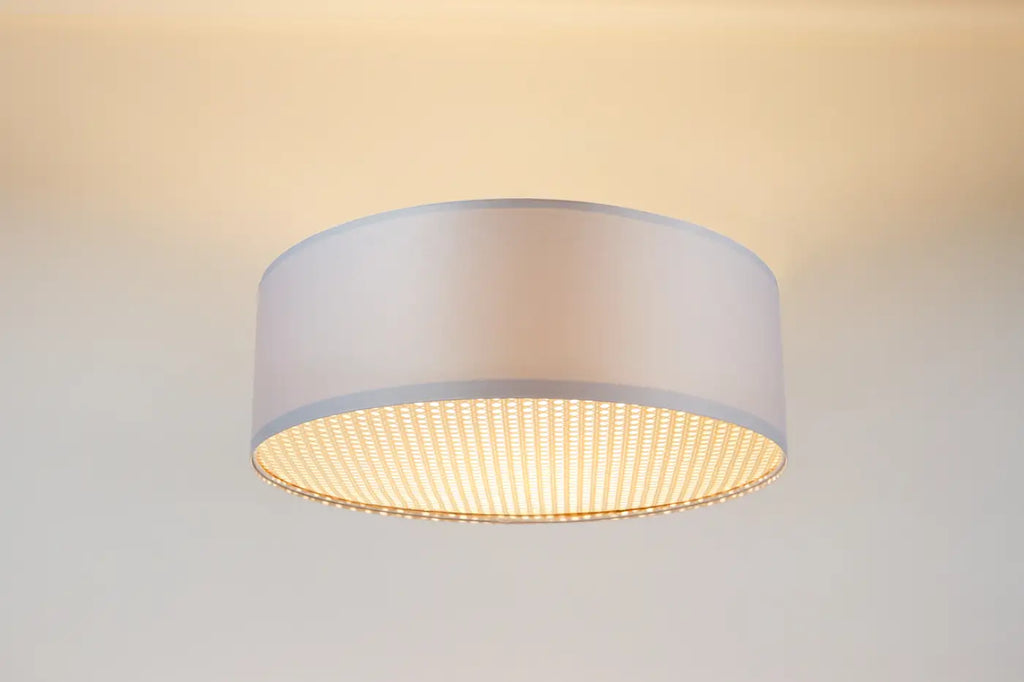 Plafonnier tissu blanc perle et diffuseur en rotin écru