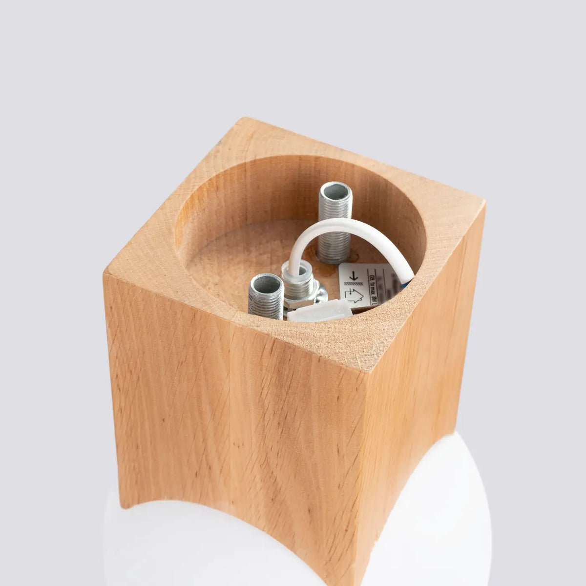 Plafonnier socle en bois naturel et globe en verre blanc