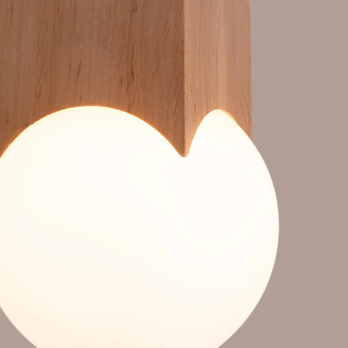 Plafonnier socle en bois naturel et globe en verre blanc