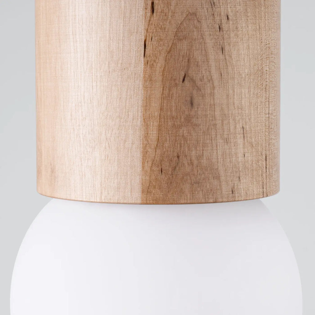 Plafonnier cylindre en bois naturel et globe opalin, 23 cm
