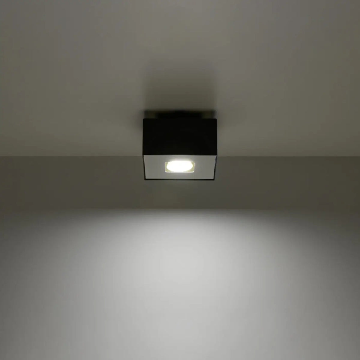 Petit plafonnier carré en acier noir à un spot GU10