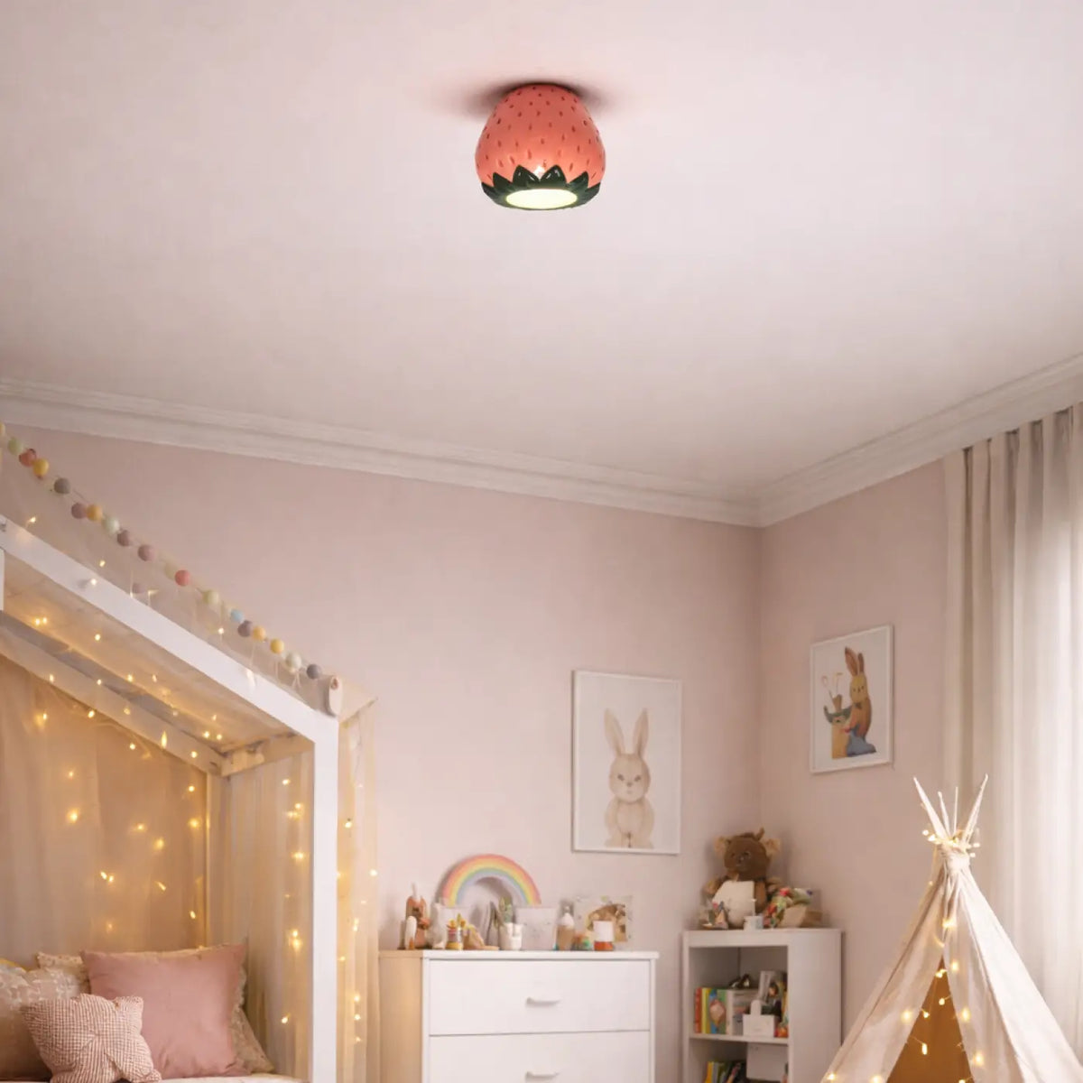 Plafonnier en forme de fraise, déco douce et gourmande