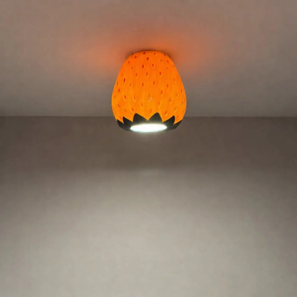 Plafonnier en forme de fraise, déco douce et gourmande