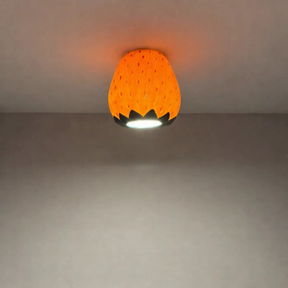 Plafonnier en forme de fraise, déco douce et gourmande