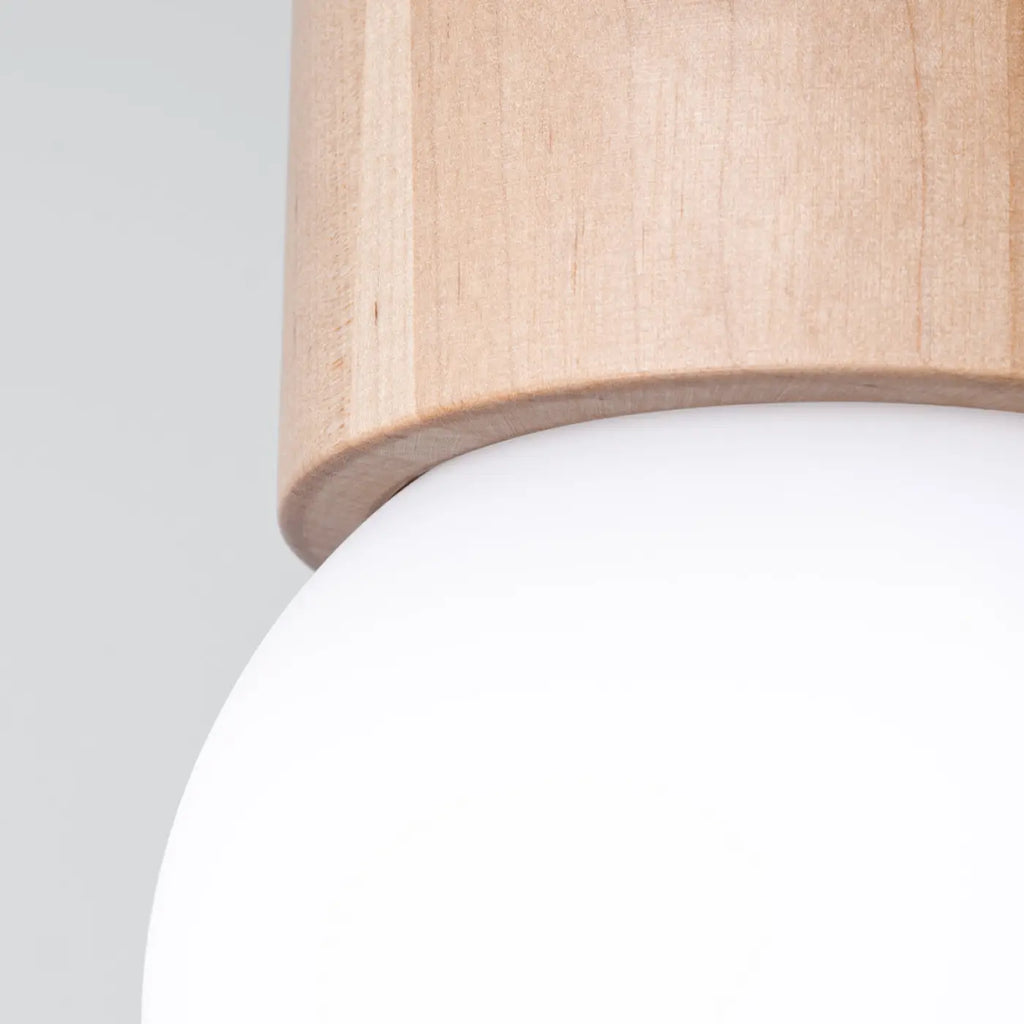 Petit plafonnier en bois naturel et globe opalin, 19 cm