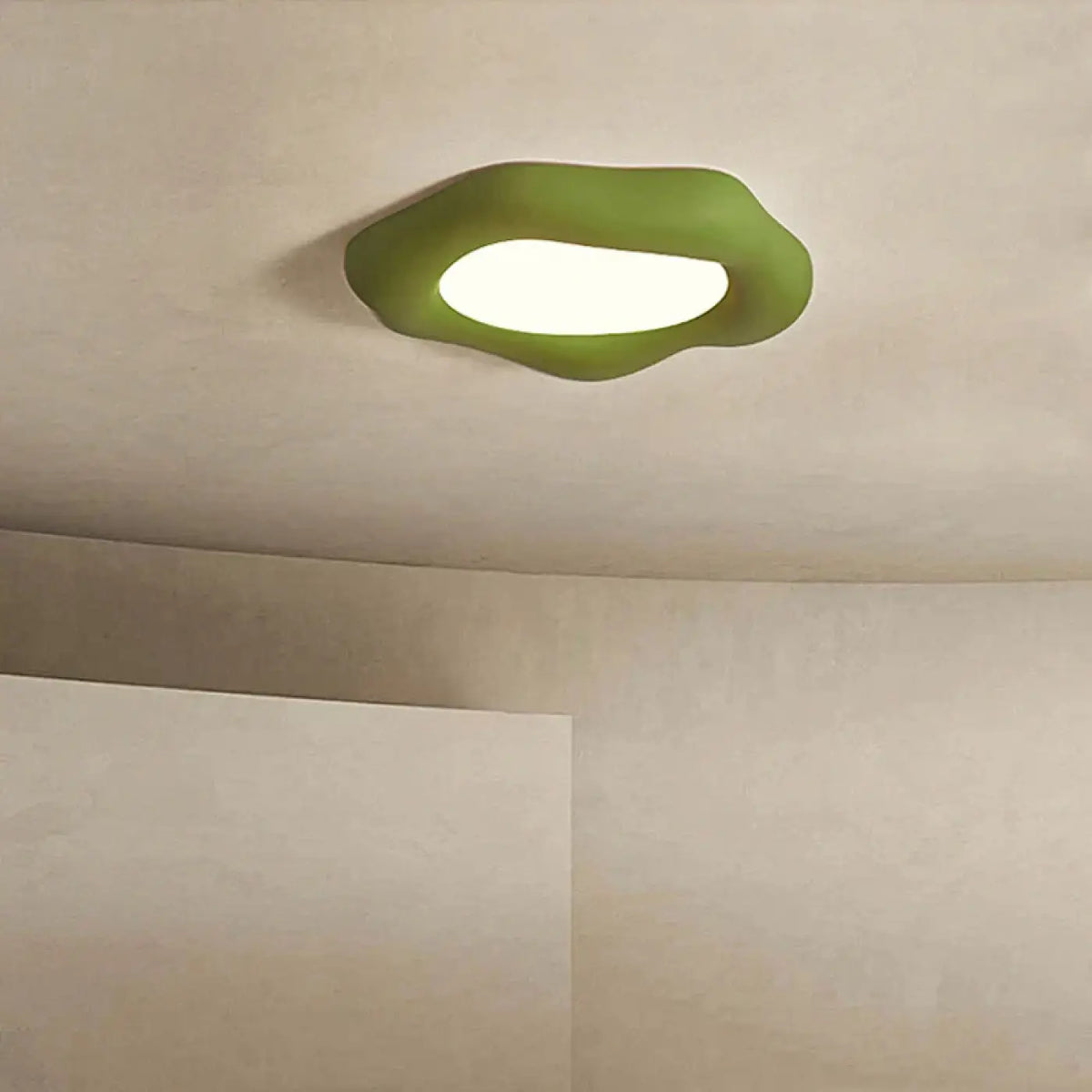 Plafonnier asymétrique aux courbes douces, quatre coloris