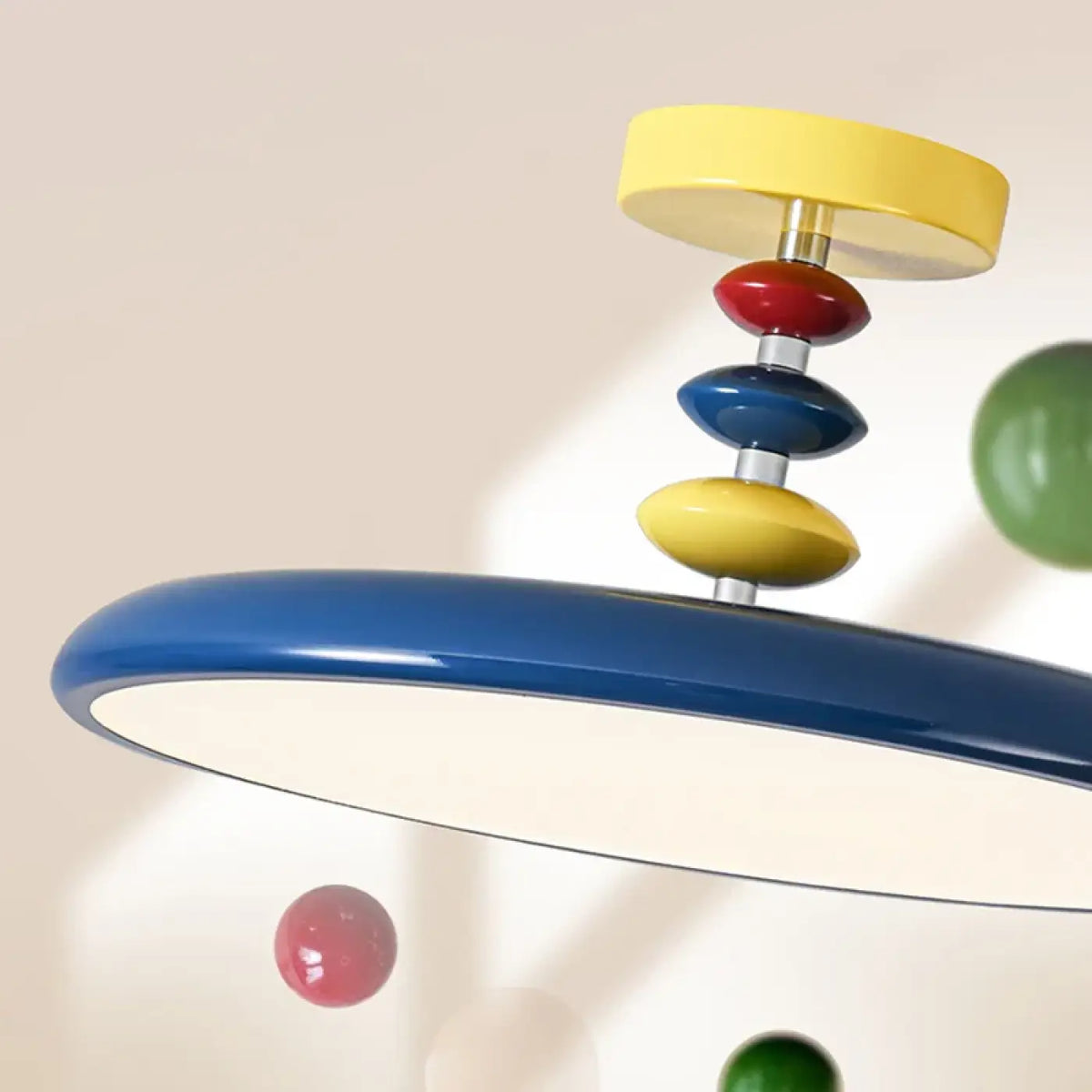 Plafonnier coloré au design moderne, deux modèles