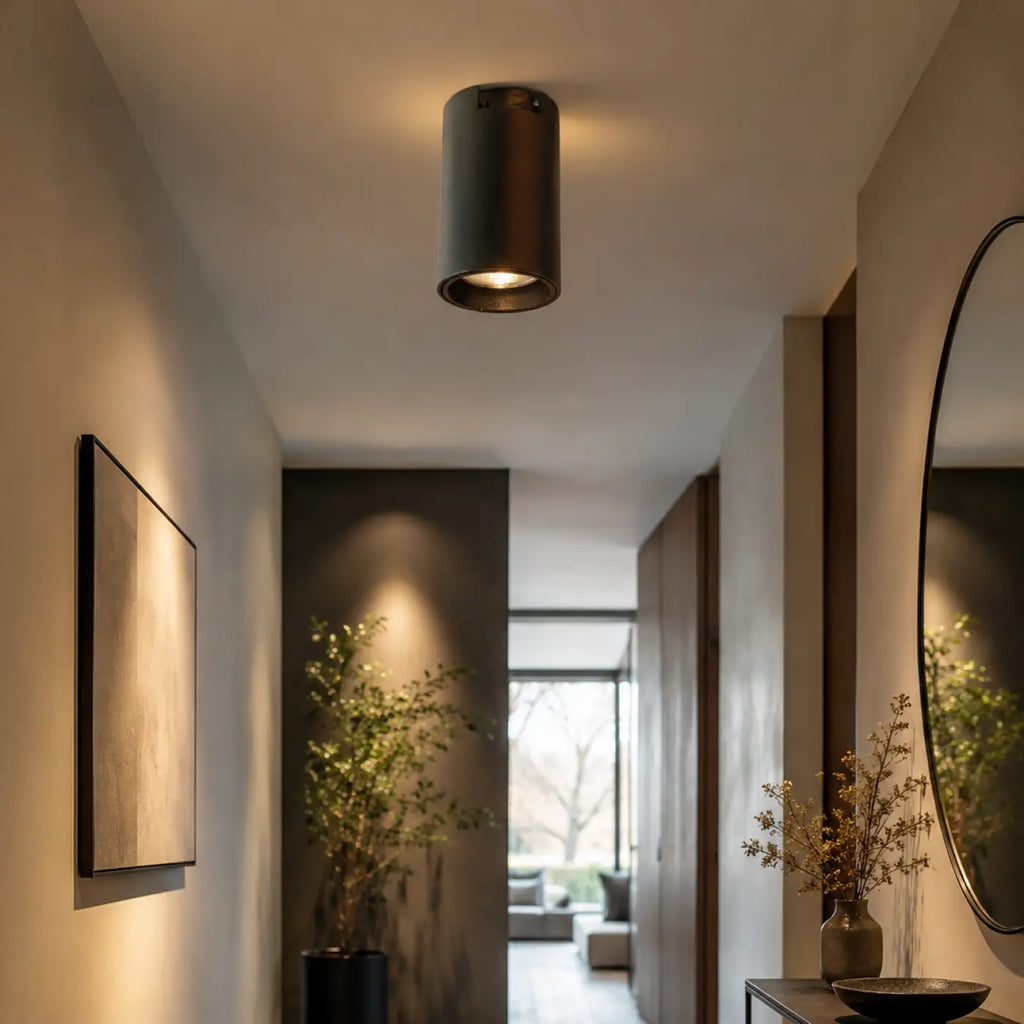 Plafonnier moderne aux lignes pures, style graphique