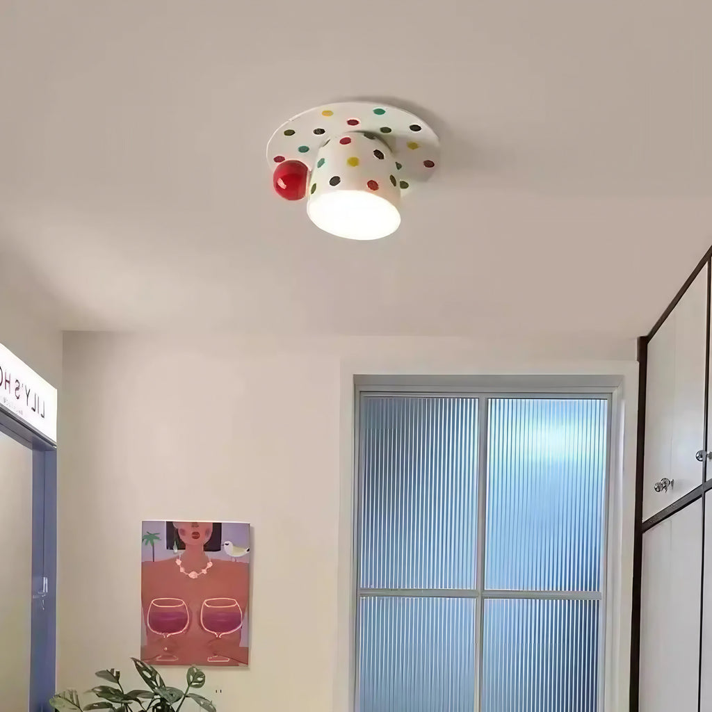 Plafonnier tasse à pois retournée, déco ludique