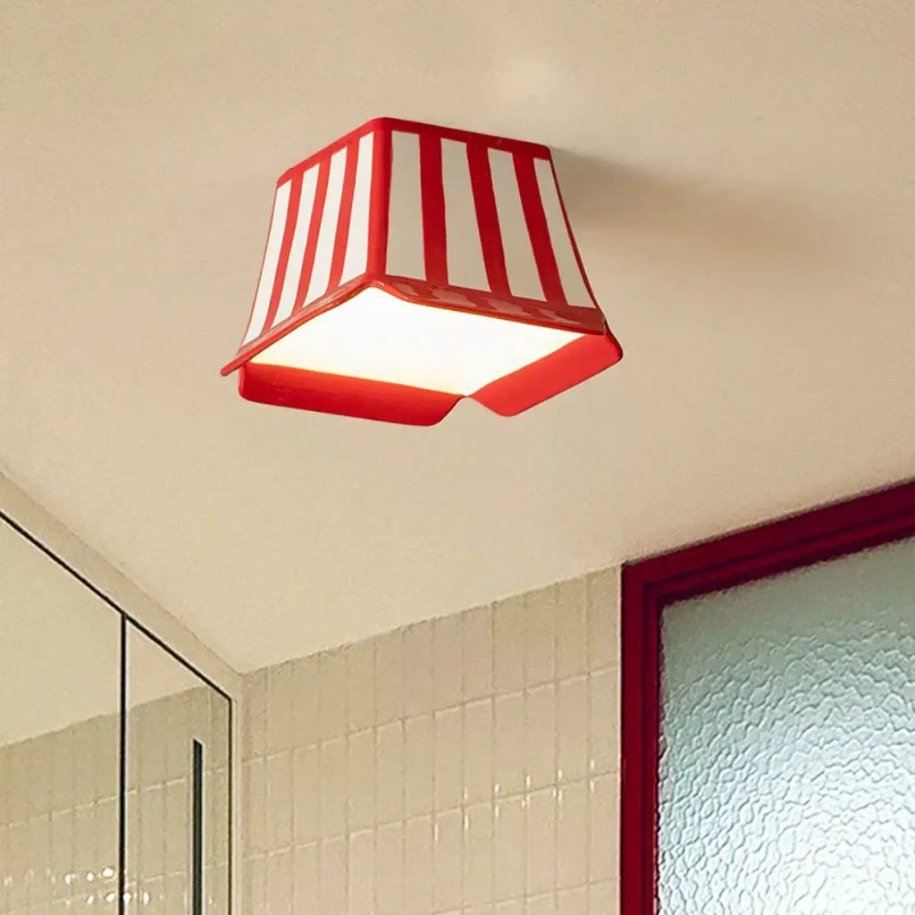 Plafonnier enfant rouge et blanc au design ludique