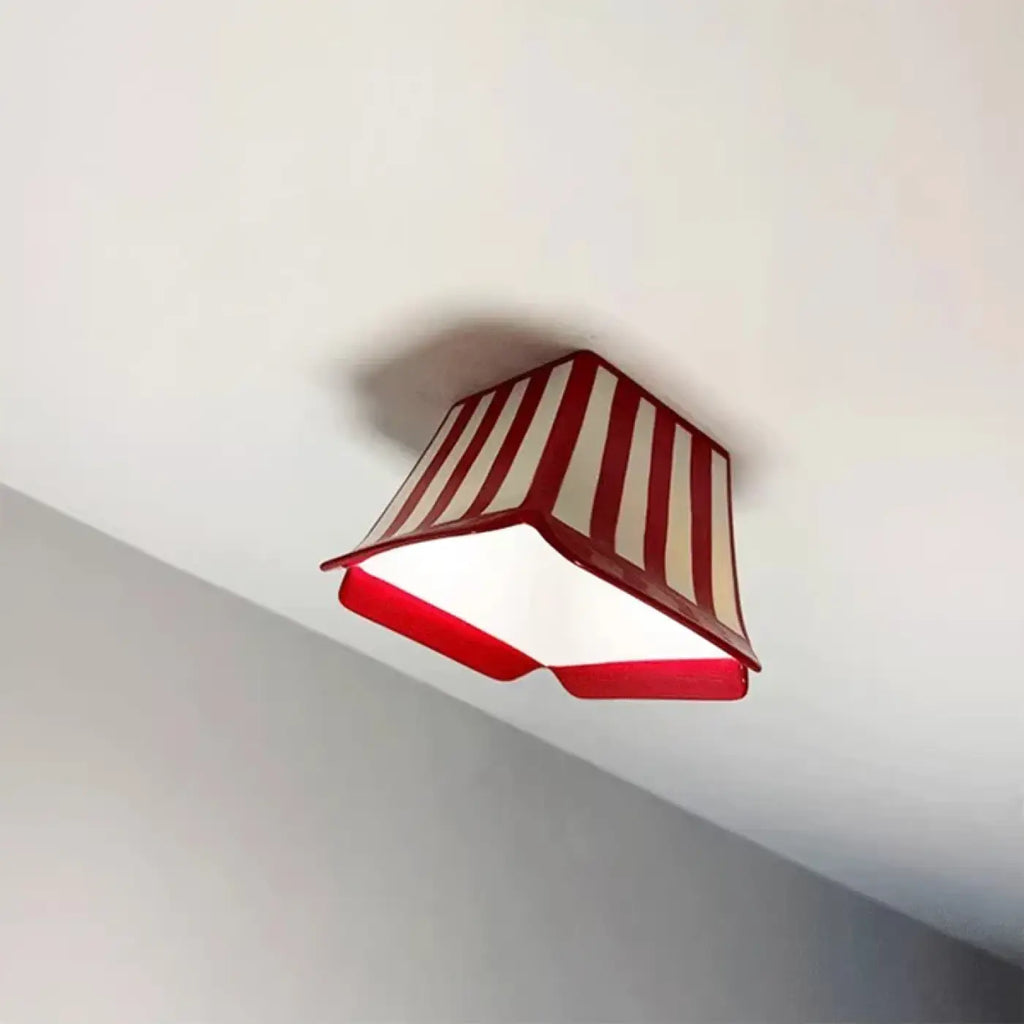 Plafonnier enfant rouge et blanc au design ludique
