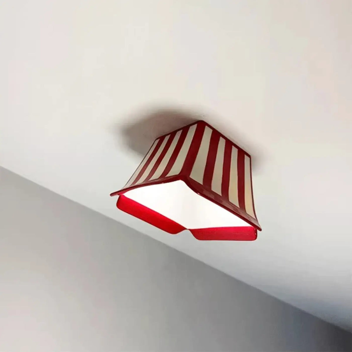 Plafonnier enfant rouge et blanc au design ludique