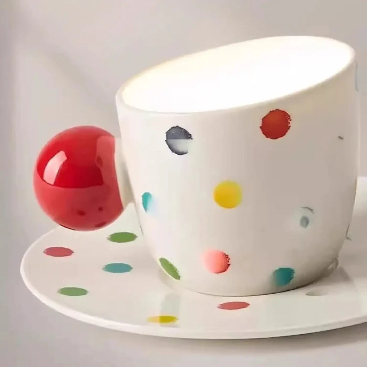 Plafonnier tasse à pois retournée, déco ludique