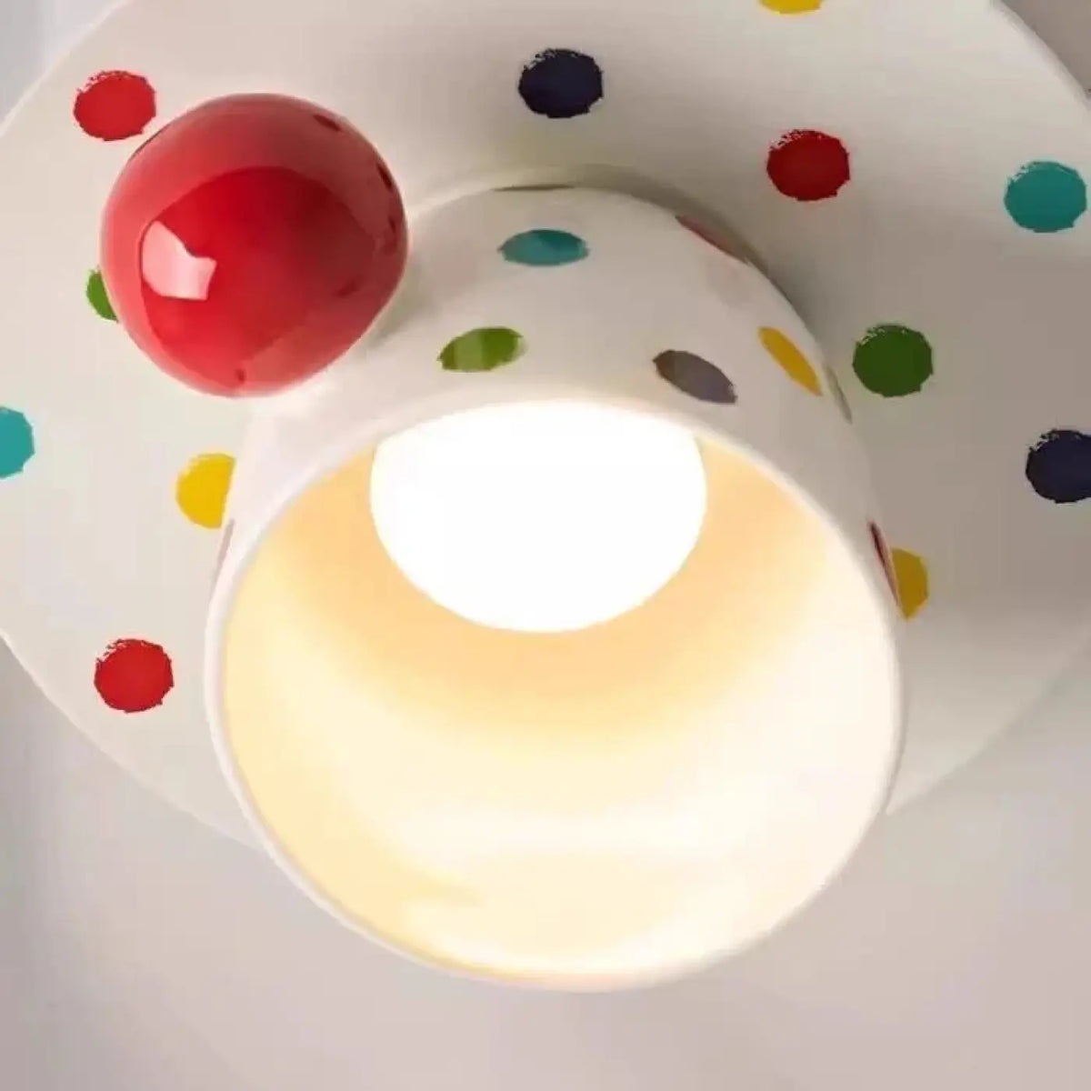 Plafonnier tasse à pois retournée, déco ludique