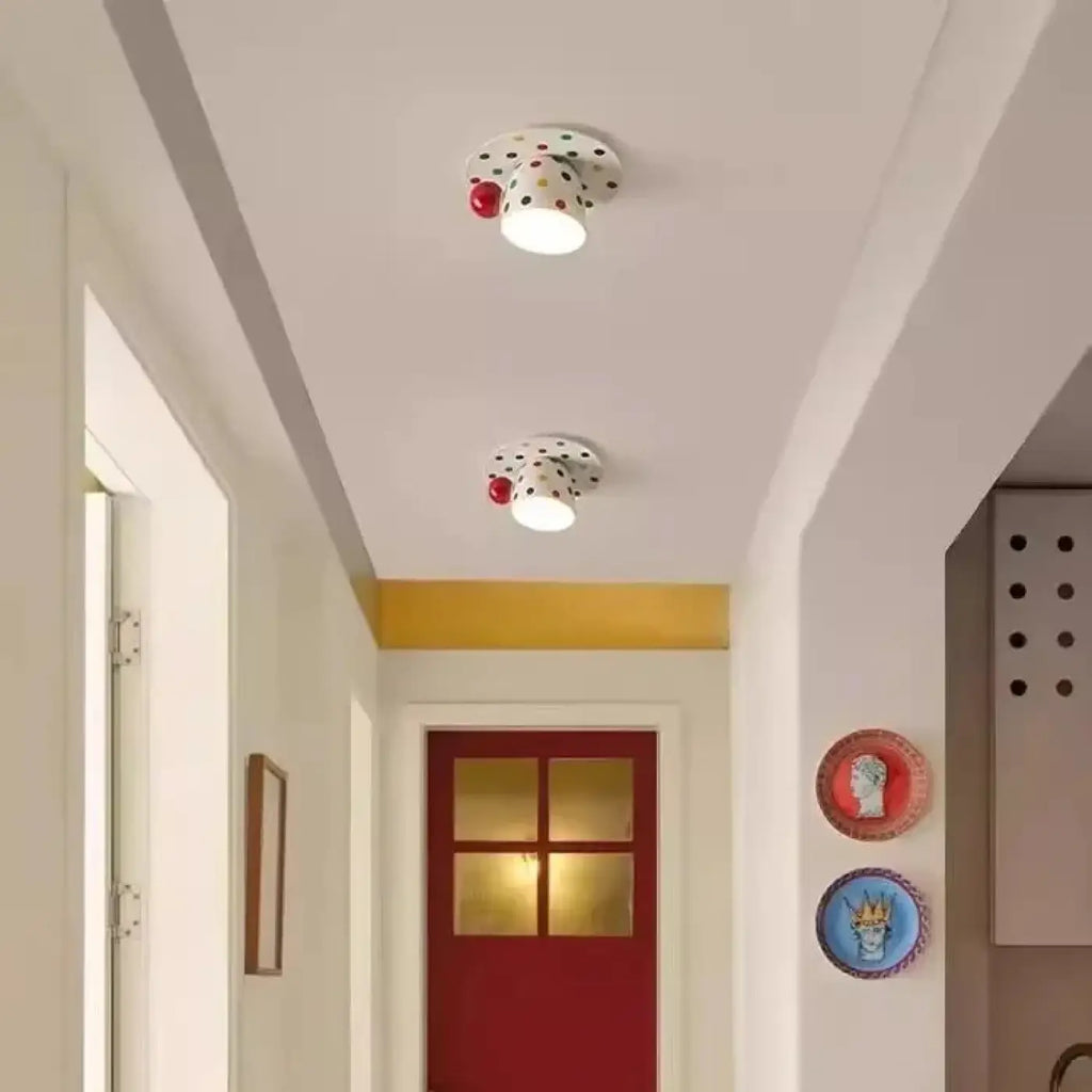 Plafonnier tasse à pois retournée, déco ludique