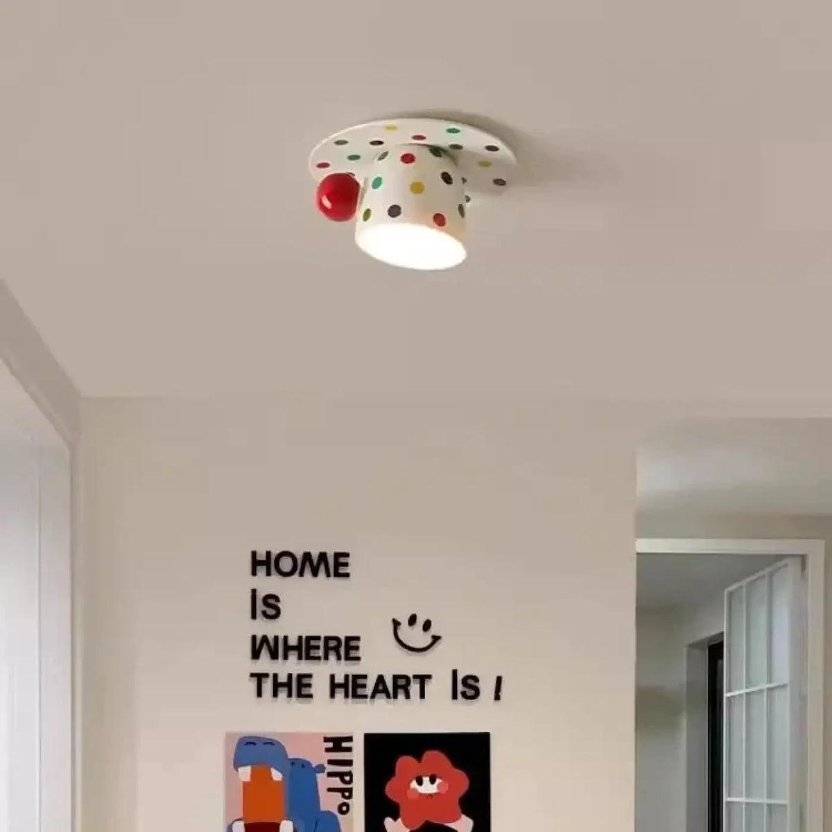 Plafonnier tasse à pois retournée, déco ludique