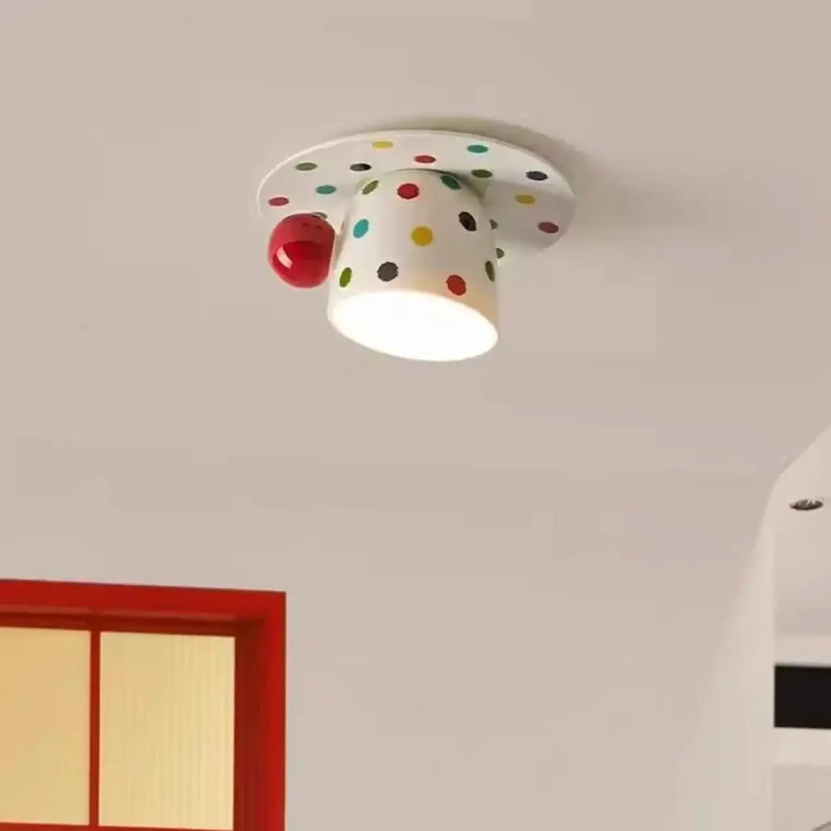 Plafonnier tasse à pois retournée, déco ludique
