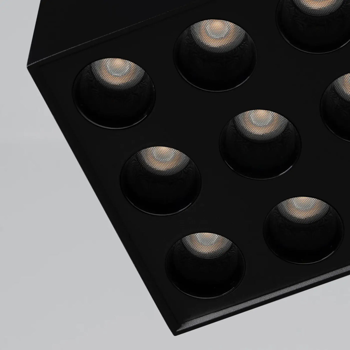 Plafonnier LED cube en aluminium noir, 9 sources, 1859 lumens