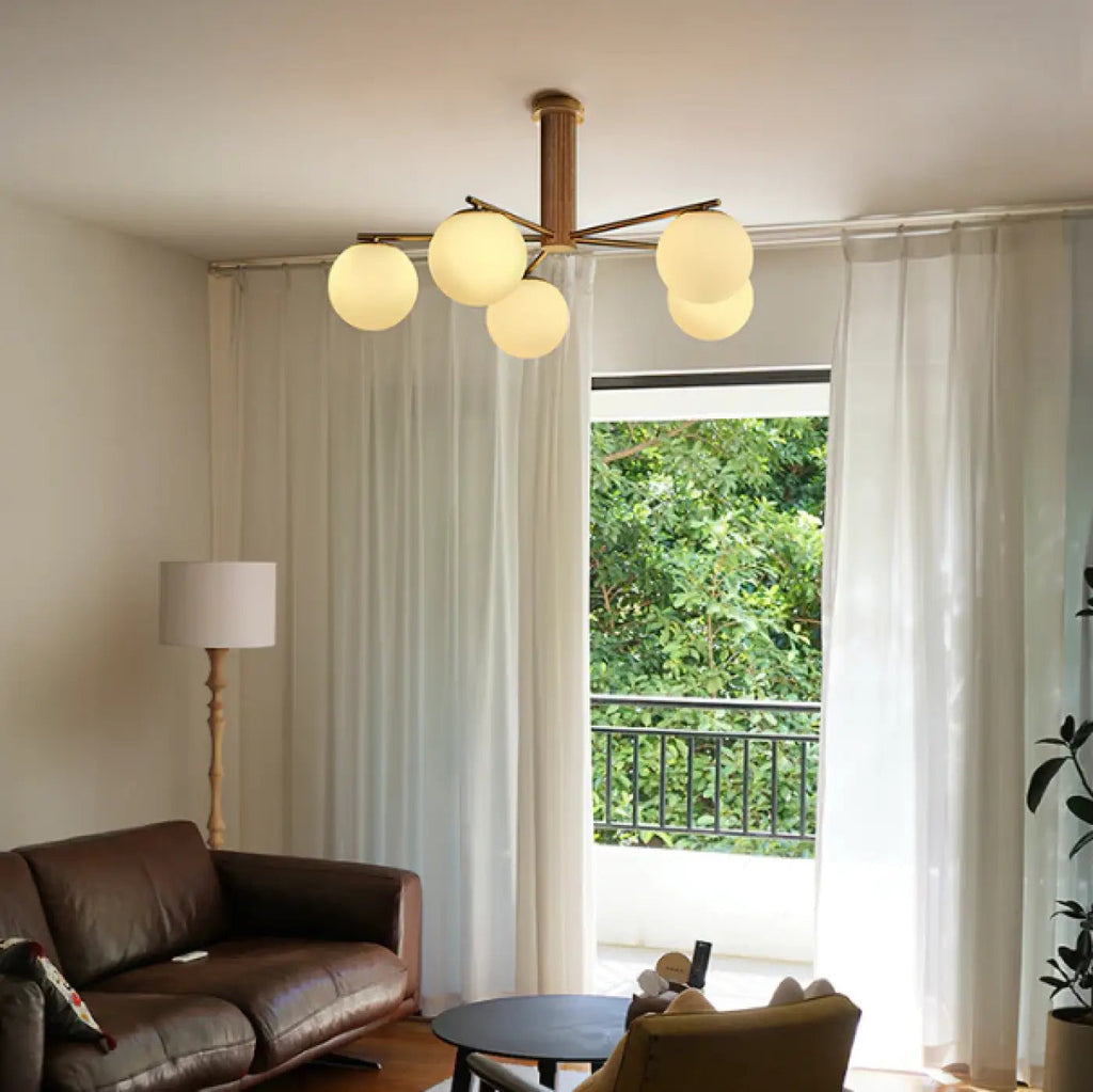 Plafonnier à globes de verre blanc et finition effet noyer
