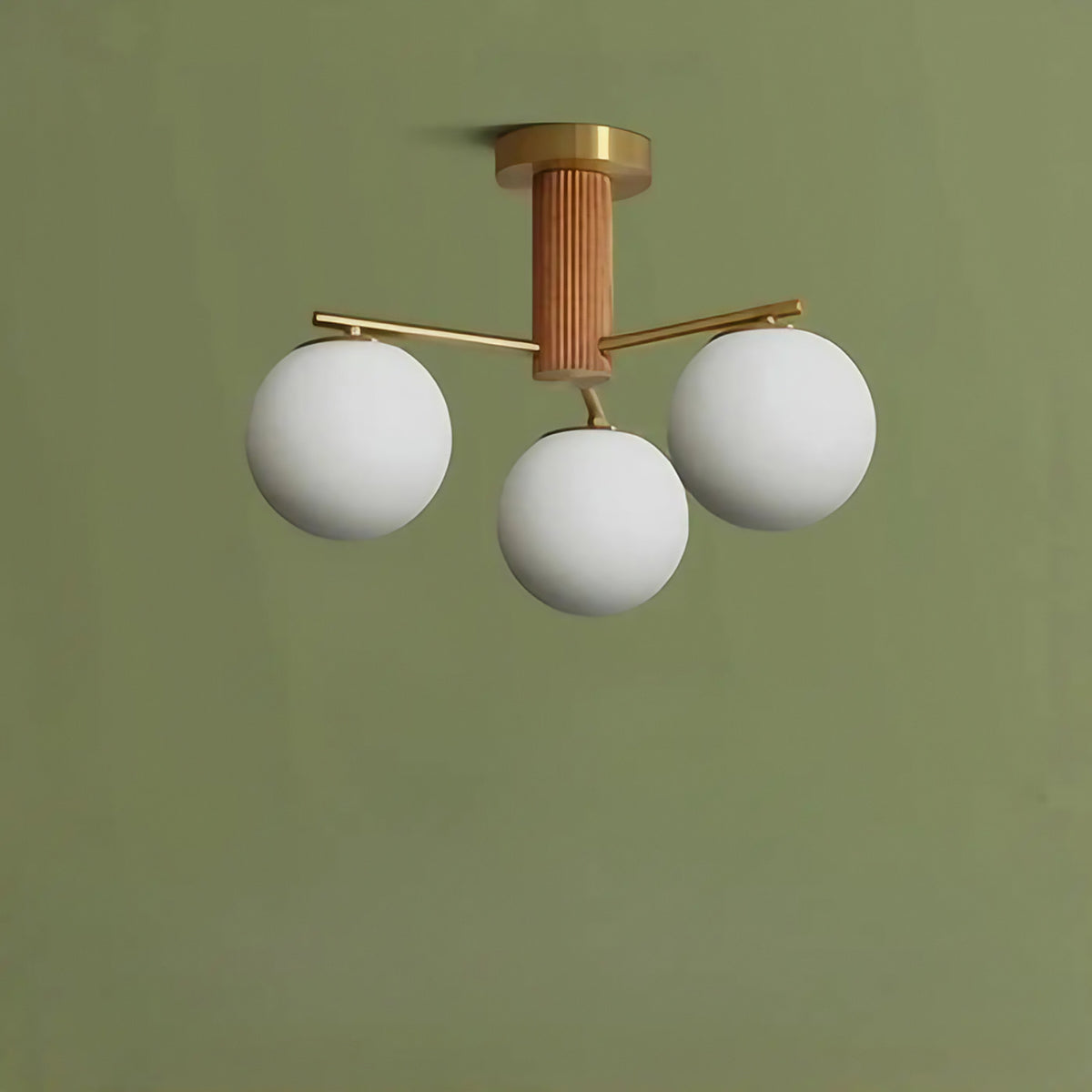Plafonnier à globes de verre blanc et finition effet noyer, beige