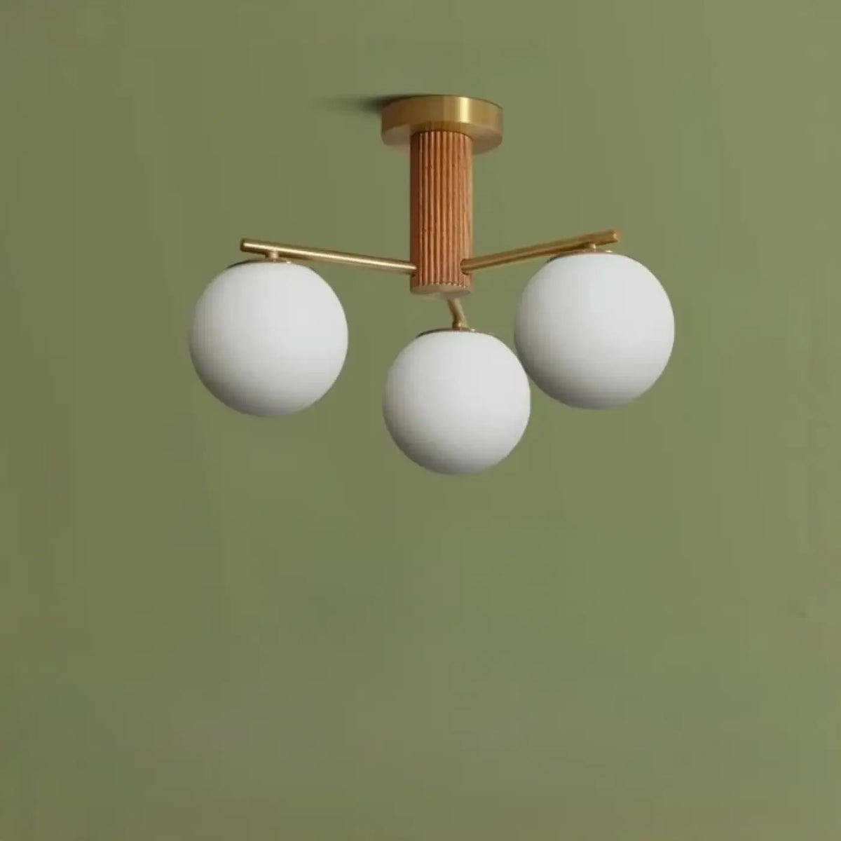 Plafonnier à globes de verre blanc et finition effet noyer, beige