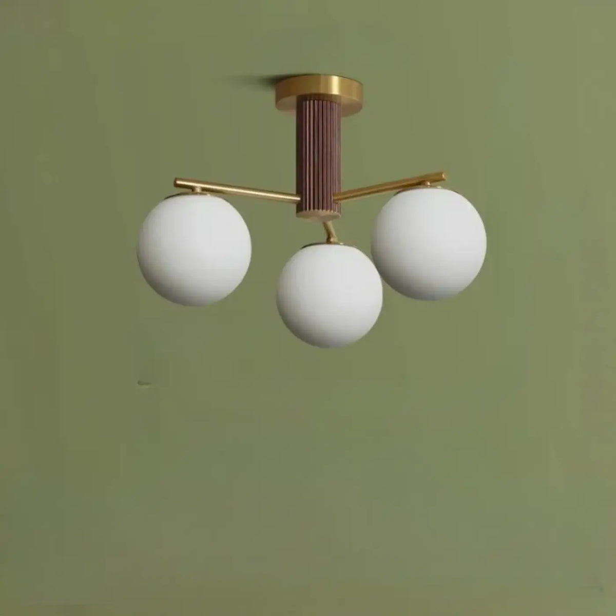 Plafonnier à globes de verre blanc et finition effet noyer, marron