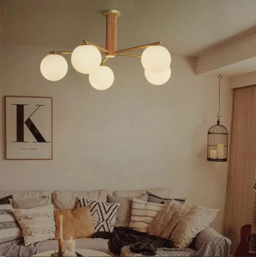 Plafonnier à globes de verre blanc et finition effet noyer