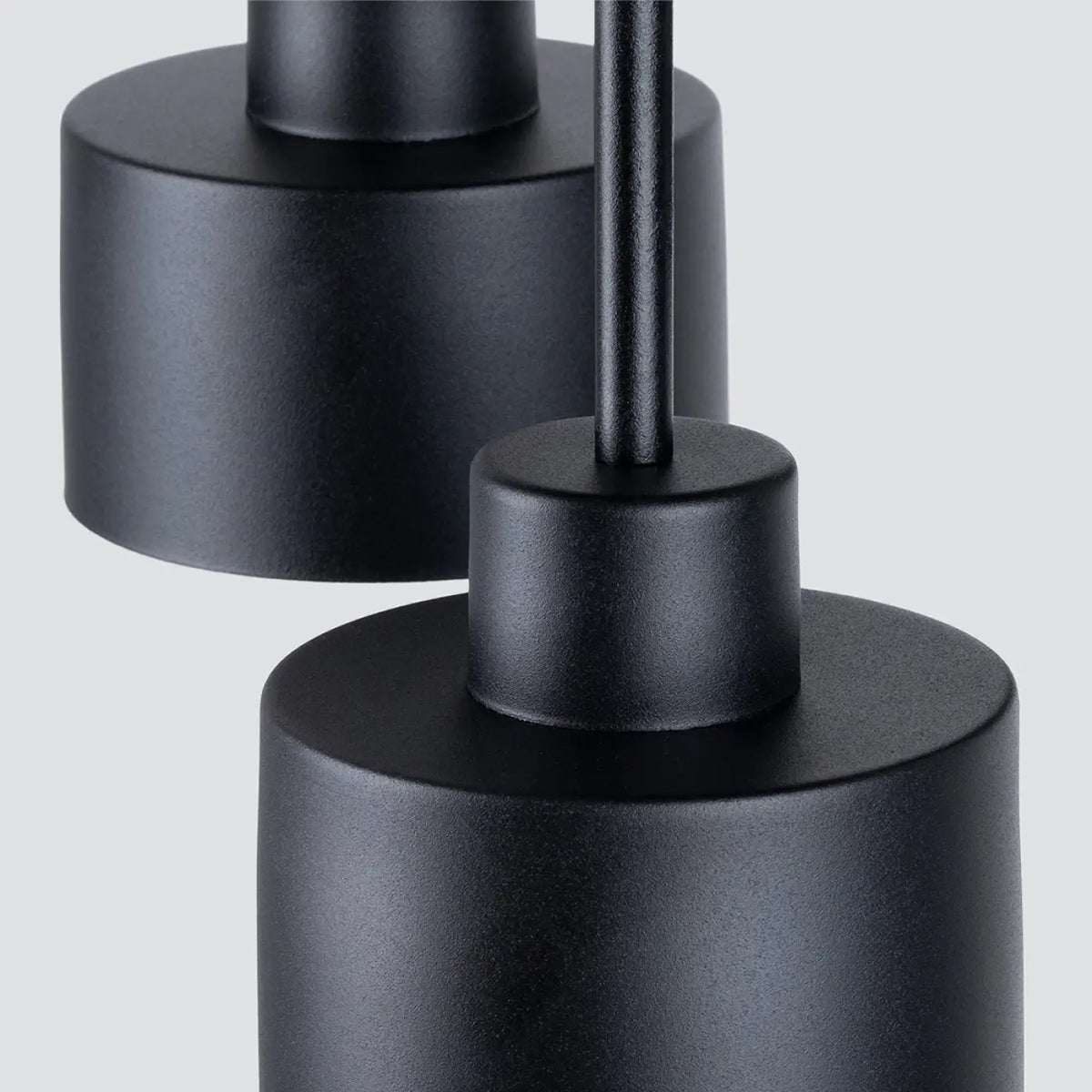 Plafonnier noir, trois abat-jour cylindres en acier, base ronde