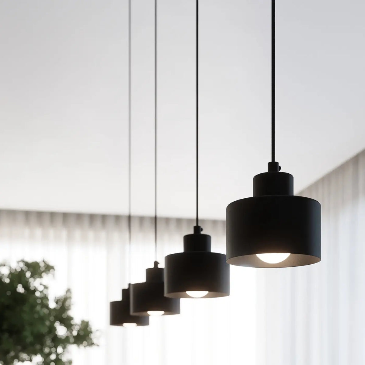 Plafonnier noir, trois abat-jour cylindres en acier, base ronde