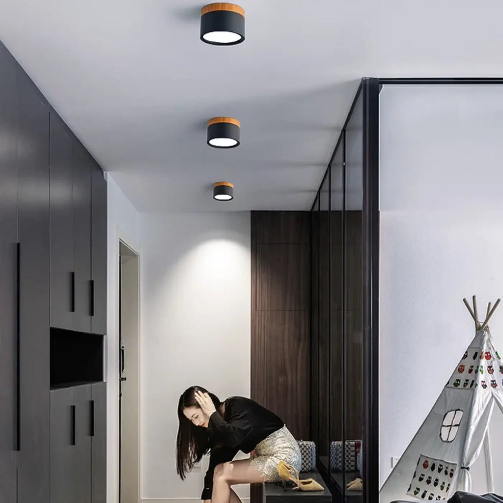 Plafonnier noir et bois au style contemporain